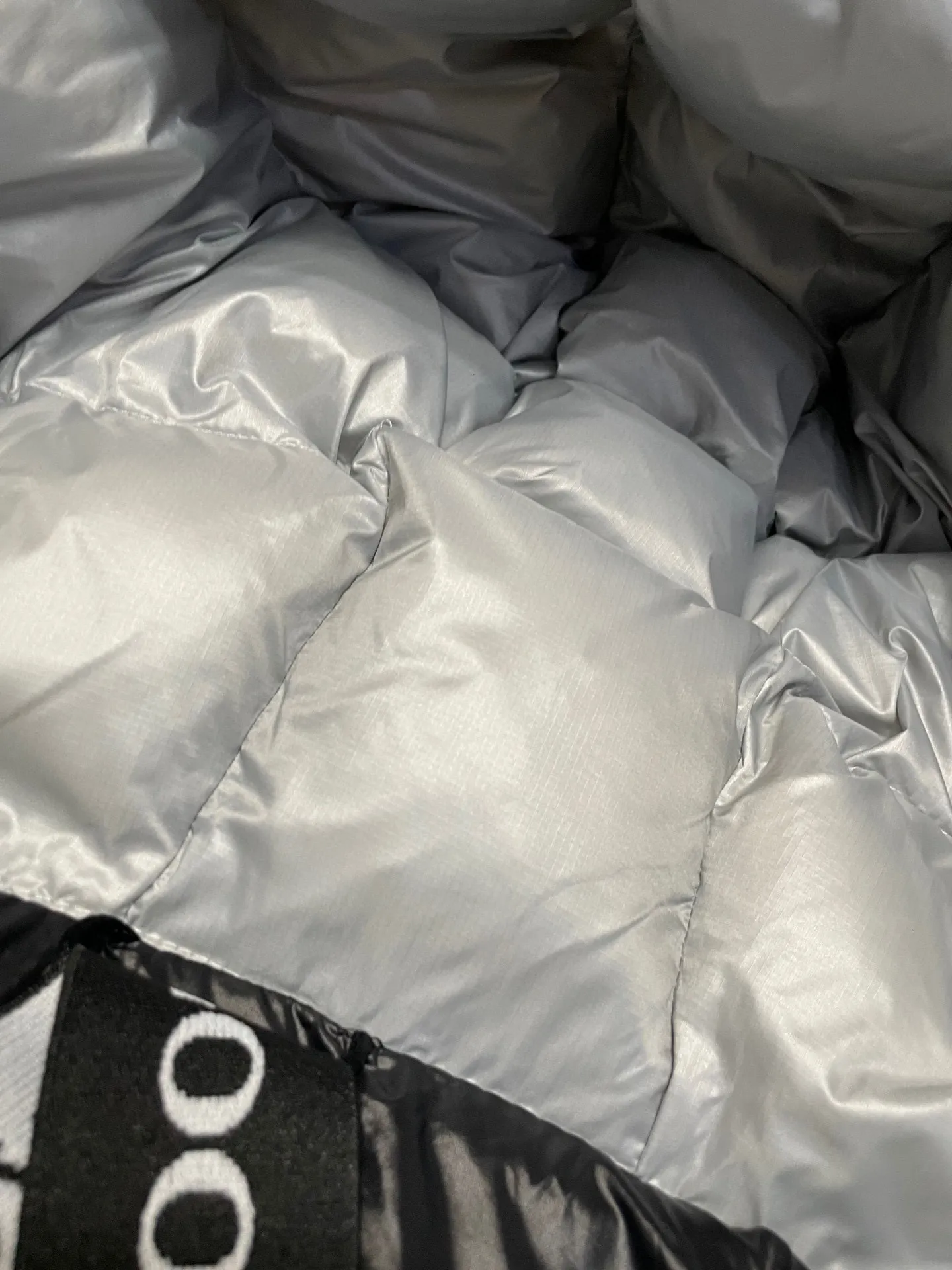 P780 Gray Red Label Top Version 𝘾𝘼𝙉𝘼𝘿𝘼 𝙂𝙊𝙊𝙎𝙀/Canada Goose 2023 Limited New Crofton Puff Down Jacket Pure Guangzhou Inspection 95 White Duck Down Filling‼  Top version, ceiling level‼ Crofton soft bread, the latest style in 2023, has a cold protection effect of up to level 4. It is made of recycled Feather-Light tear-resistant fabric. It is ultra-light and has no weight on the upper body at all! The unique black label highlights your temperament‼  Canada Goose, a Canadian brand, has always been recognized as the warmest down jacket. Various Instagram celebrities, Internet celebrities, and celebrities often wear it for street photos. I do Canada Goose every year, but I still can’t get rid of my love for geese. No matter how cold the winter is, there is no need to be afraid, because there are geese! Filled with 80% white duck down, Canada Goose is the legendary warmest down jacket and is known as a must-have for Arctic outdoor sports! The most popular down jacket in the world, celebrities are rushing to buy it, it is a must-have! Same style for men and women Size: S-XXL